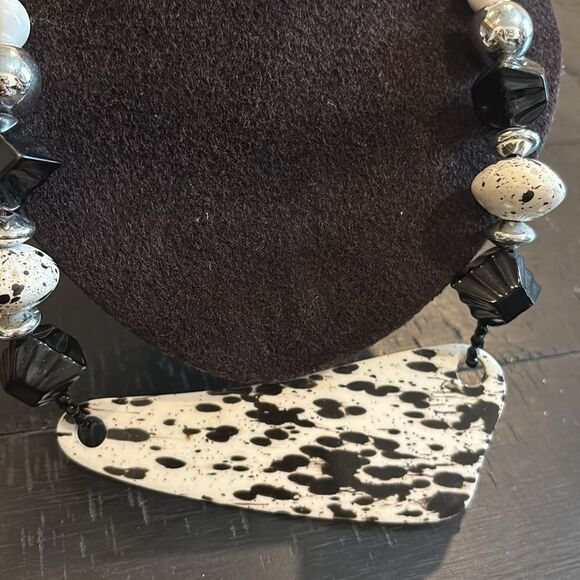 Retro Statement Black and White Acrylic Beaded Necklace 80’s 90’s Geometric​ - Picture 2 of 7